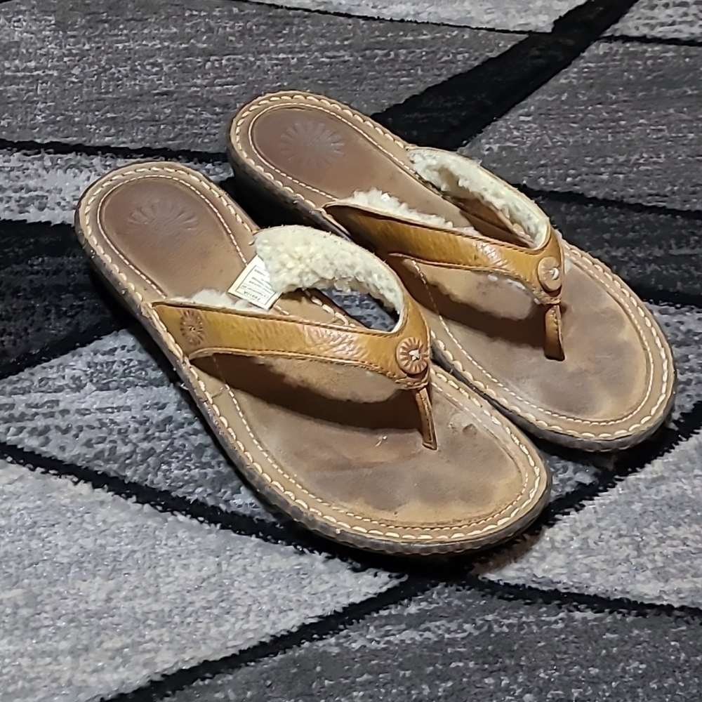 UGG LEATHER SHEEPSKIN BUTTON LOGO SANDALS